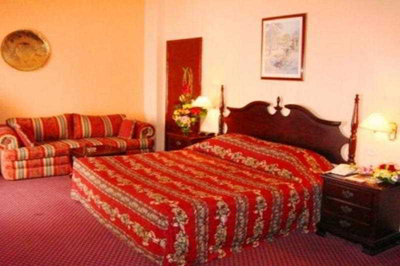 Delmon International Hotel Манама Номер фото